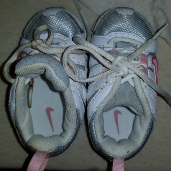TODDLER NIKE TENNIS SHOES SIZE 4 - Picture 4 of 4